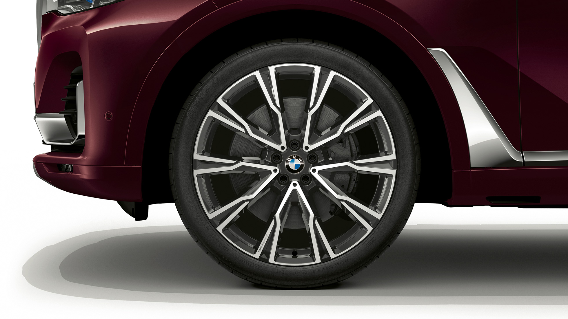 BMW X7、M Sport パッケージの軽合金ホイール G07 M Sport パッケージ仕様 BMW X7 の軽合金ホイールのクローズアップ G07