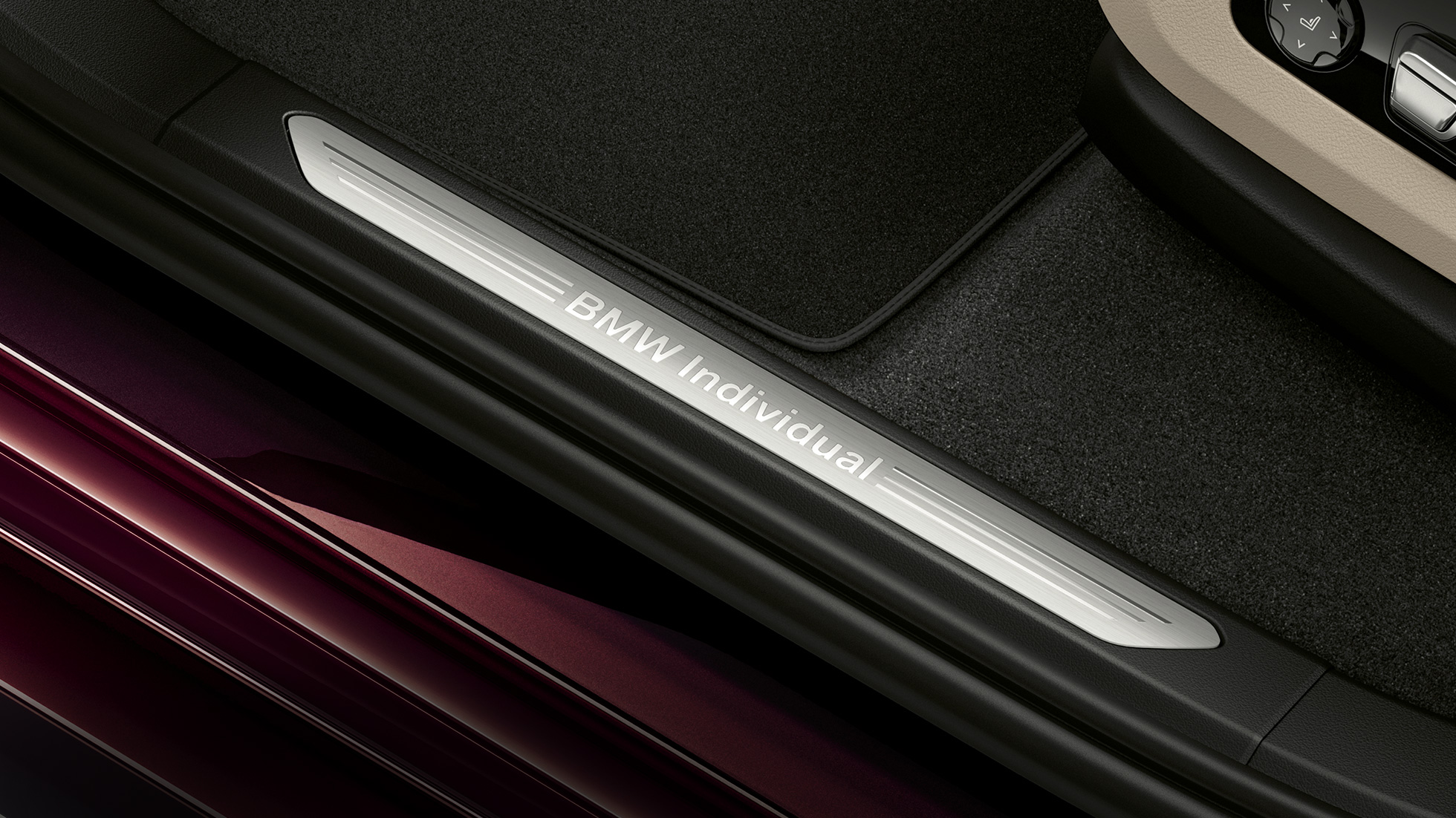 BMW individual ドア・シル・プレート CloBMW INDIVIDUALロゴが施されたドア・シル・プレートのクローズアップse-up of illuminated entry sills with BMW individual lettering