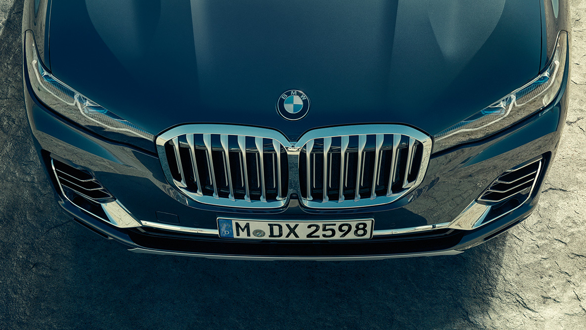 BMW X7 の BMW キドニー・グリル G07 BMW キドニー・グリル――BMW X7 のフロントからのハイアングル写真 G07