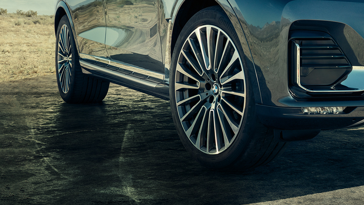 22インチ軽合金ホイール G07 22インチ軽合金ホイール――ホイールに注目した BMW X7 のスリークォータービュー G07