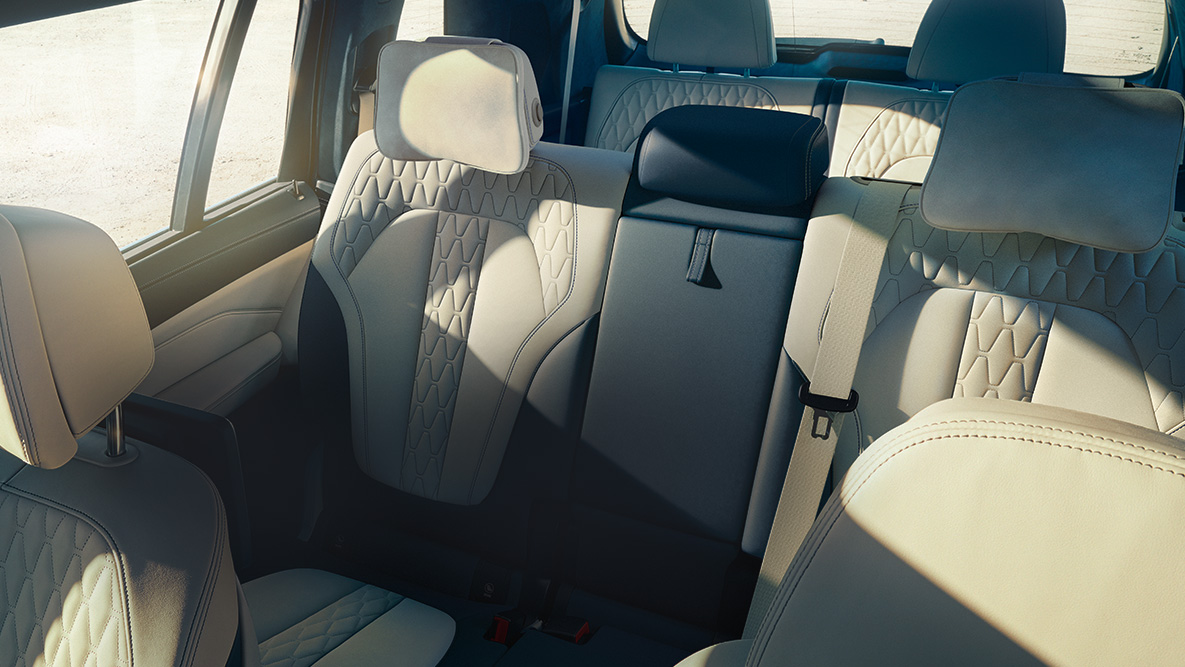 BMW X7 シート G07 BMW X7 の7シートを斜め上から見た写真 G07