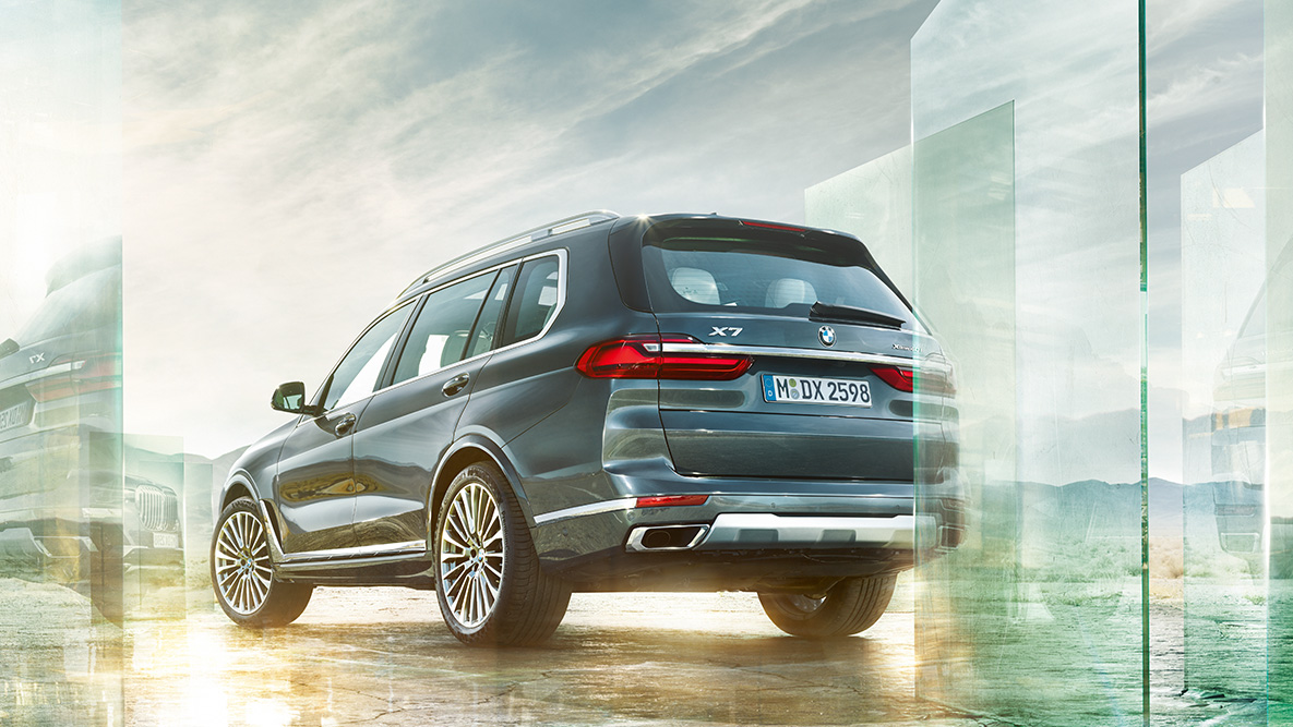 BMW X7 の快適性とドラインビング・ダイナミクス G07 抽象的な背景をバックにした BMW X7 のスリークォーター・リアビュー G07