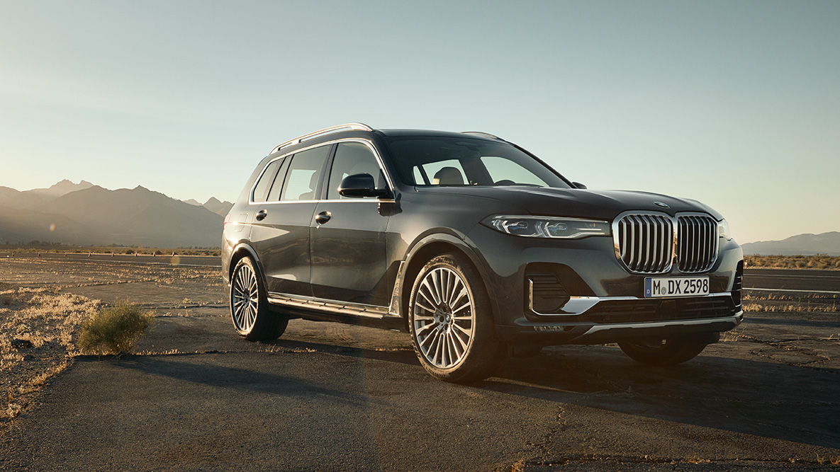 エグゼクティブ・ドライブ・プロ G07 エグゼクティブ・ドライブ・プロ――砂漠を背景にしたBMW X7 のスリークォータービュー。G07