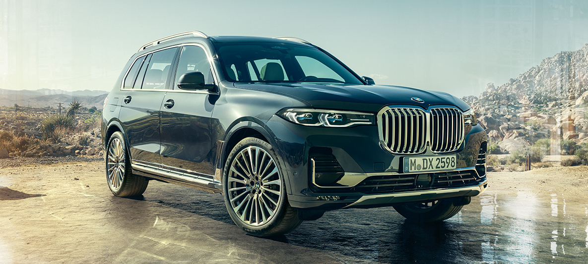 BMW X7 エクステリア:斜め前から撮影したフロントビュー BMW X7 エクステリア:砂漠を背景に斜め前から撮影したフロントビュー