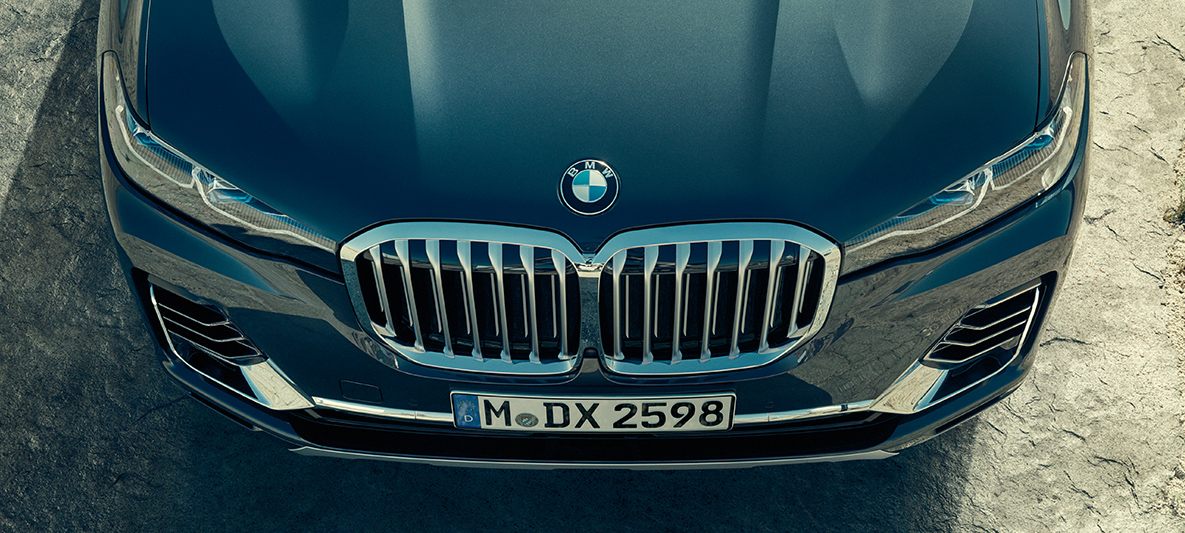 BMW X7に搭載されたBMW キドニー・グリル BMW キドニー・グリル:BMW X7 フロントビューのハイアングルショット