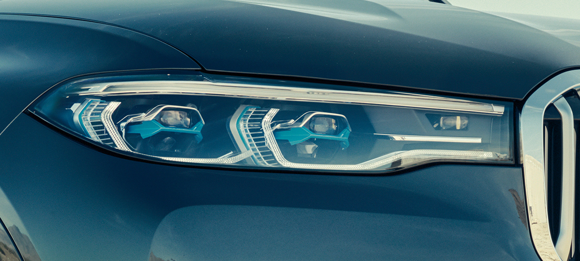 BMW レーザー・ライト BMWレーザー・ライト:斜め前から撮影したBMW X7フロントビューのクローズアップ