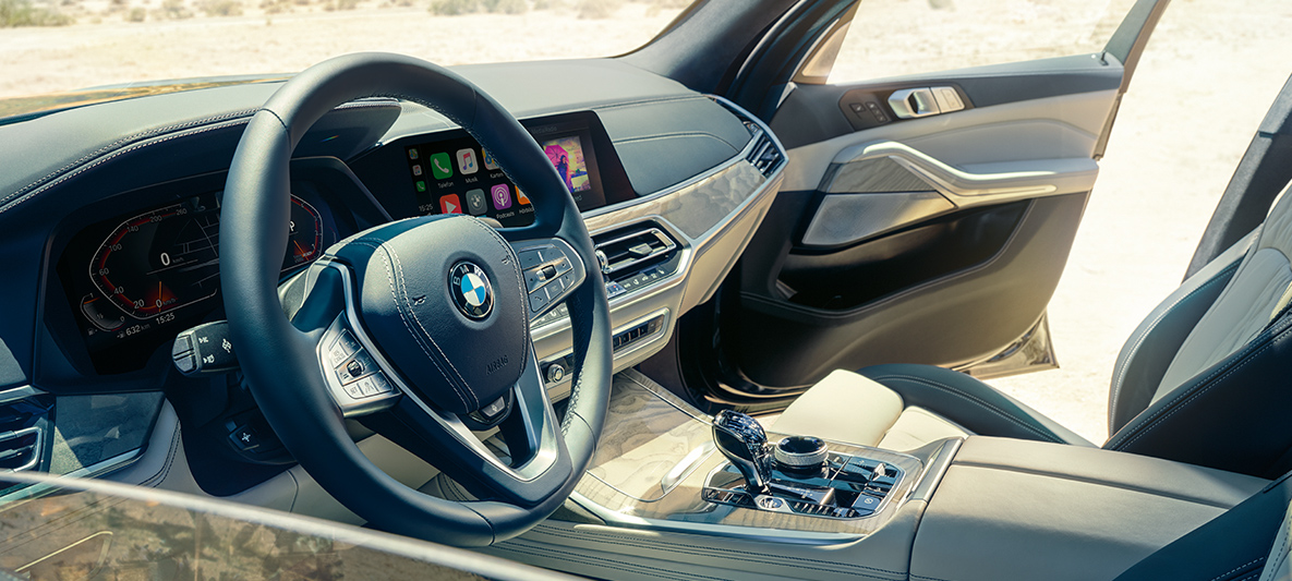 BMW X7 インテリア BMW X7 インテリア:車外から見た最前列シート、ステアリング・ホイール、インストルメント・クラスター、レザー・シート