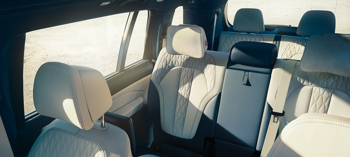 BMW X7 シート 斜め上から見たBMW X7の7人乗りシート
