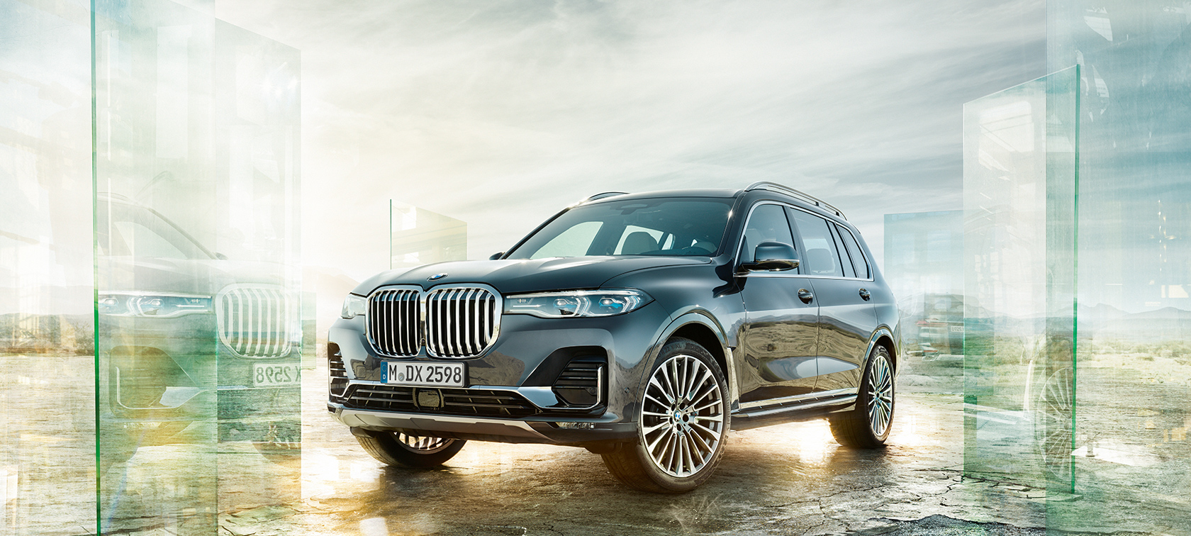 BMW X7を斜め前から撮影したフロントビュー 砂漠を背景にBMW X7を斜め前から撮影したフロントビュー