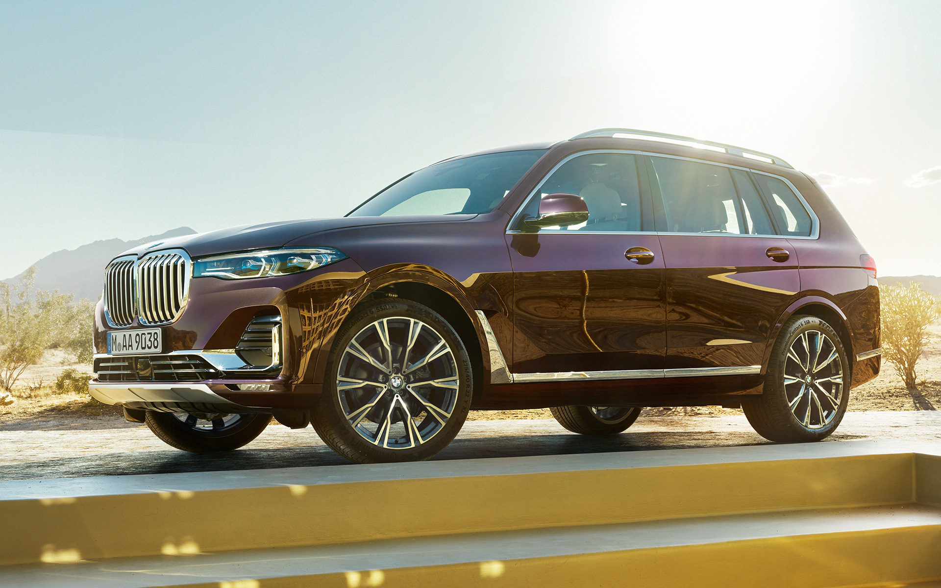 BMW Individualのアメトリン・メタリック塗装仕上げBMW X7 xDrive40i G07 2018 砂漠を背景に佇んでいるサイド・ビュー BMW Individualのアメトリン・メタリック塗装仕上げBMW X7 xDrive40i G07 2018 砂漠を背景に佇んでいるサイド・ビュー