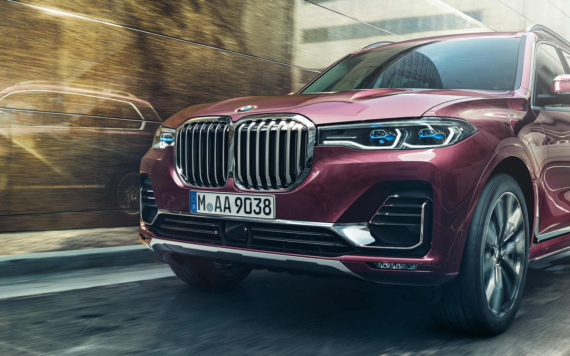 BMW Individualのアメトリン・メタリック塗装仕上げBMW X7 xDrive40i G07 2018 走行している斜めからのフロント・ビュー BMW Individualのアメトリン・メタリック塗装仕上げBMW X7 xDrive40i G07 2018 走行している斜めからのフロント・ビュー