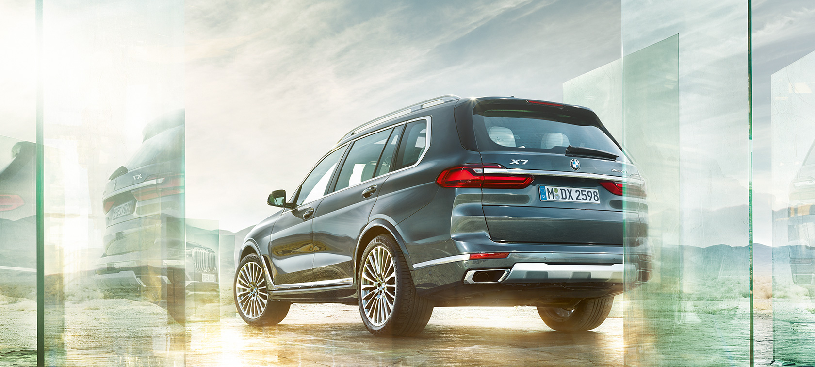 BMW X7 斜めからのリヤ・ビュー 走行中 BMW X7 G07 2019 アークティック・グレー 斜めからのリヤ・ビュー 走行中