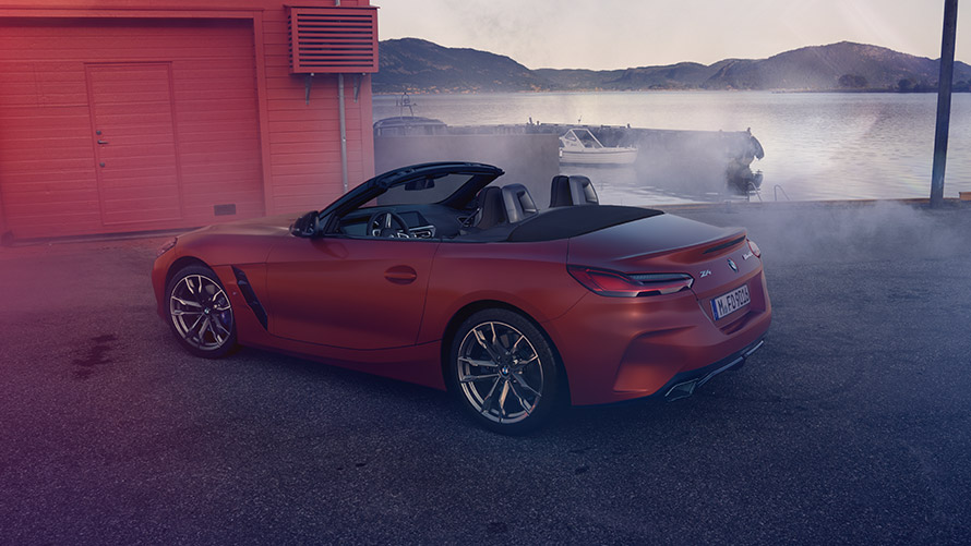 駆けぬける BMW Z4 First Edition 山道を走る BMW Z4 First Editionのリアビュー