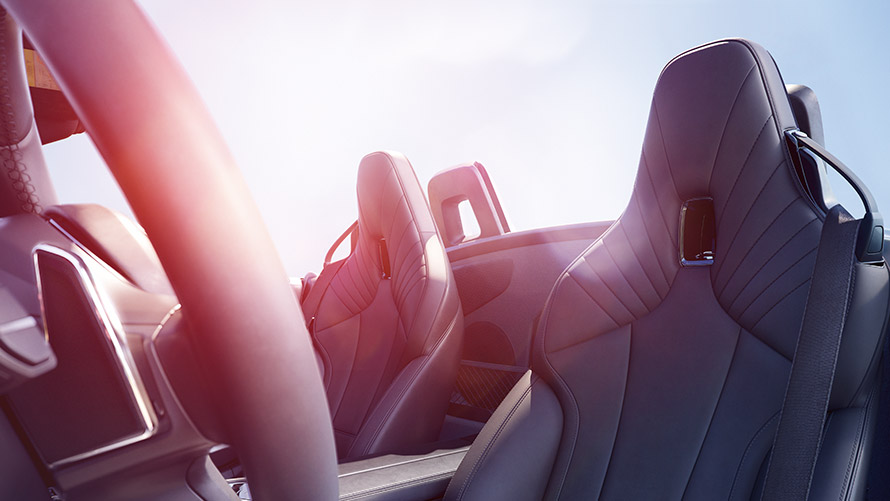 BMW Z4 First Editionのインテリア 天井を開いた状態でのBMW Z4 First Editionの内装、ステアリングホイール、シート
