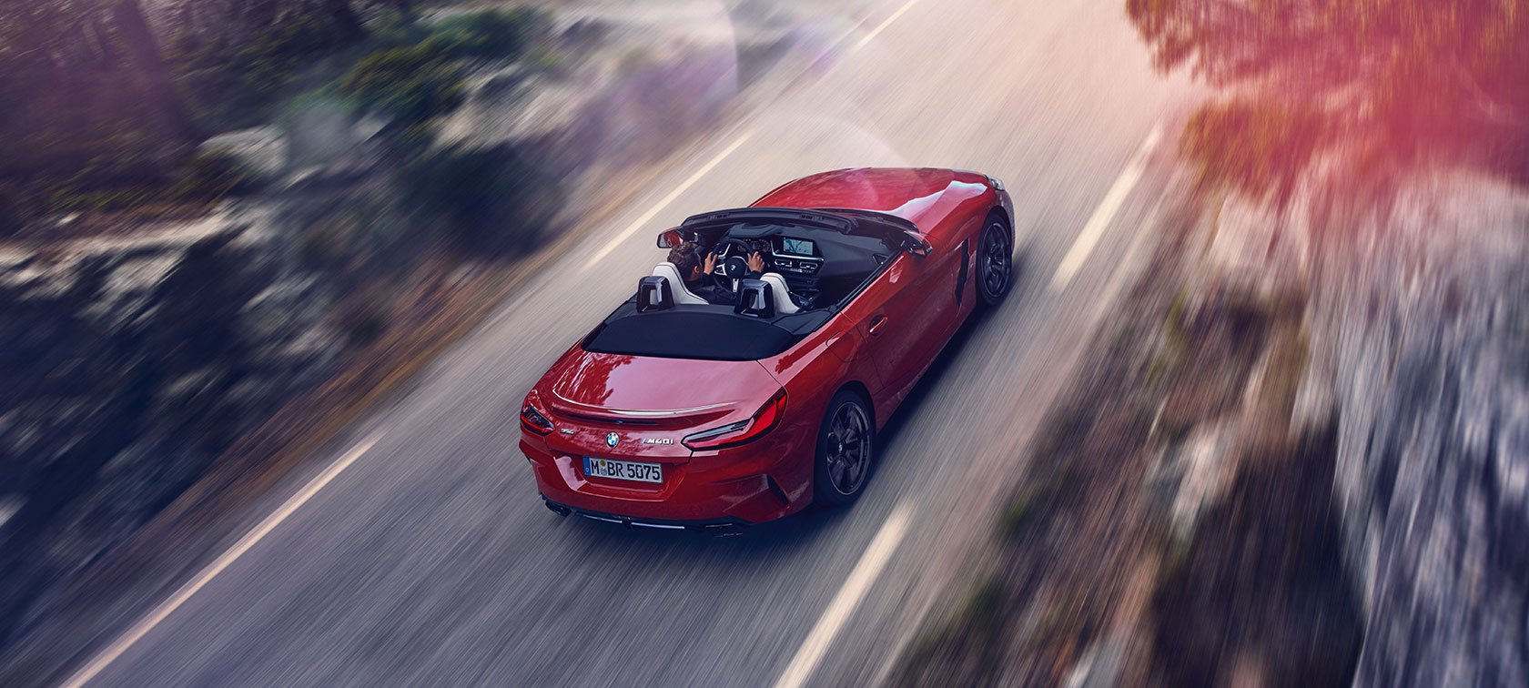 BMW Z4 ロードスターの鳥瞰図 G29 走行中のBMW Z4 ロードスター鳥瞰図 G29