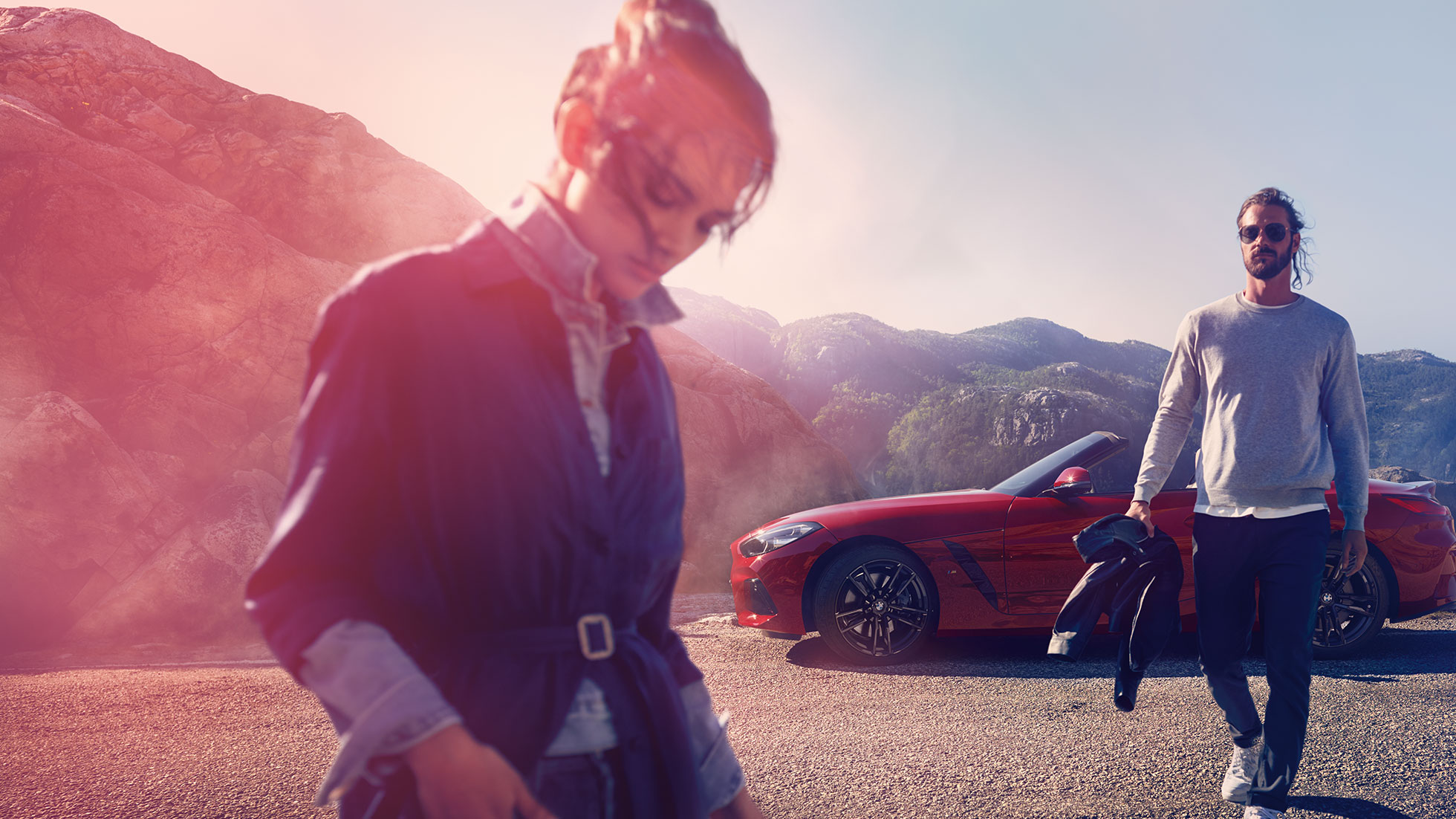 山を背景にしたBMW Z4 ロードスター G29 山を背景にした男性と女性とBMW Z4 ロードスター G29