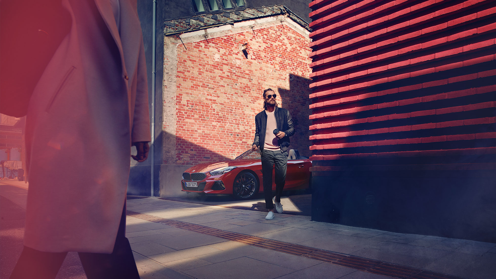 脇道のBMW Z4 ロードスター G29 BMW Z4 ロードスター前方で脇道に立つ男性 G29