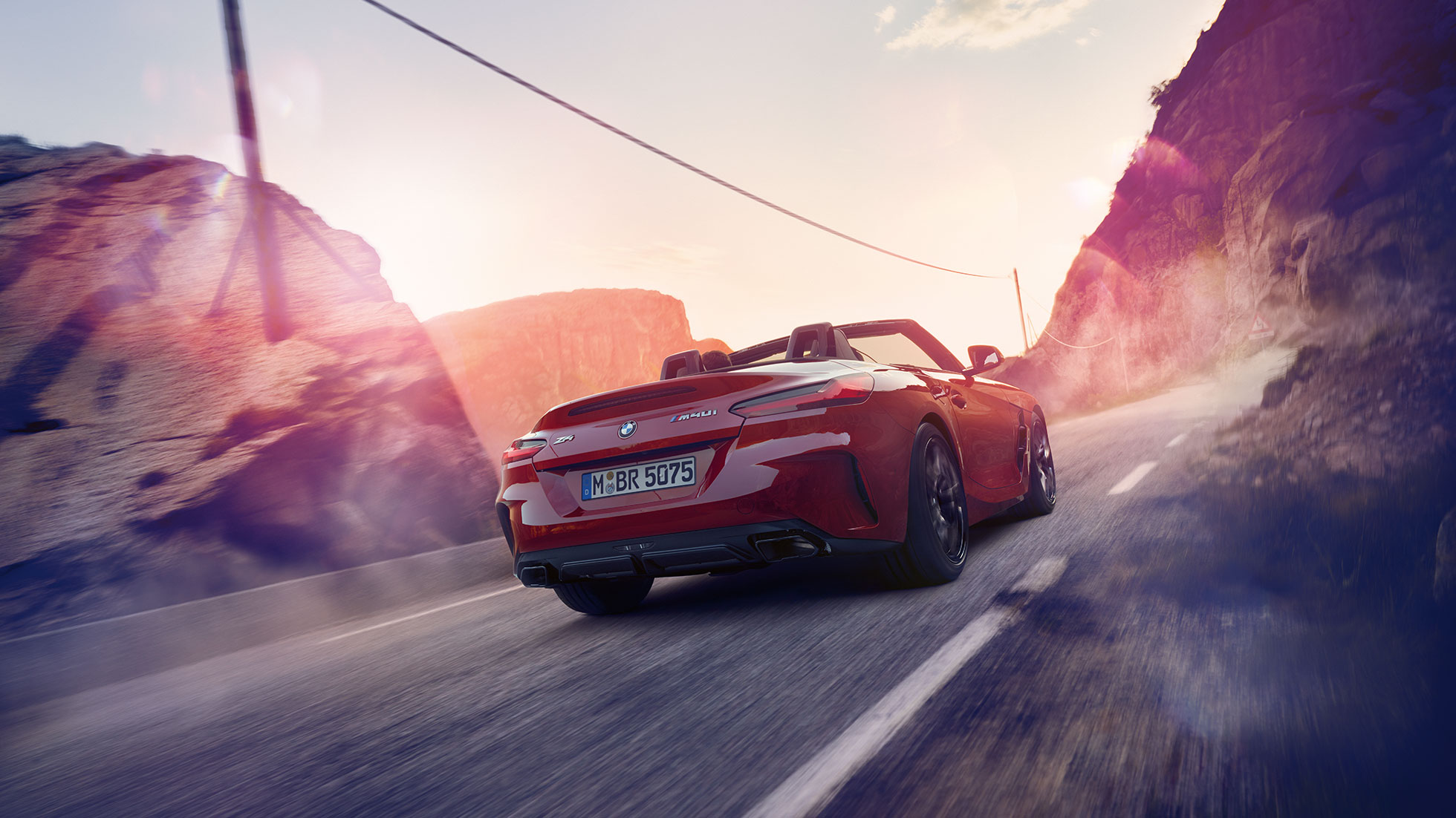 BMW Z4 ロードスターのリアイメージ G29 田舎道を走行するBMW Z4 ロードスターのリアイメージ G29