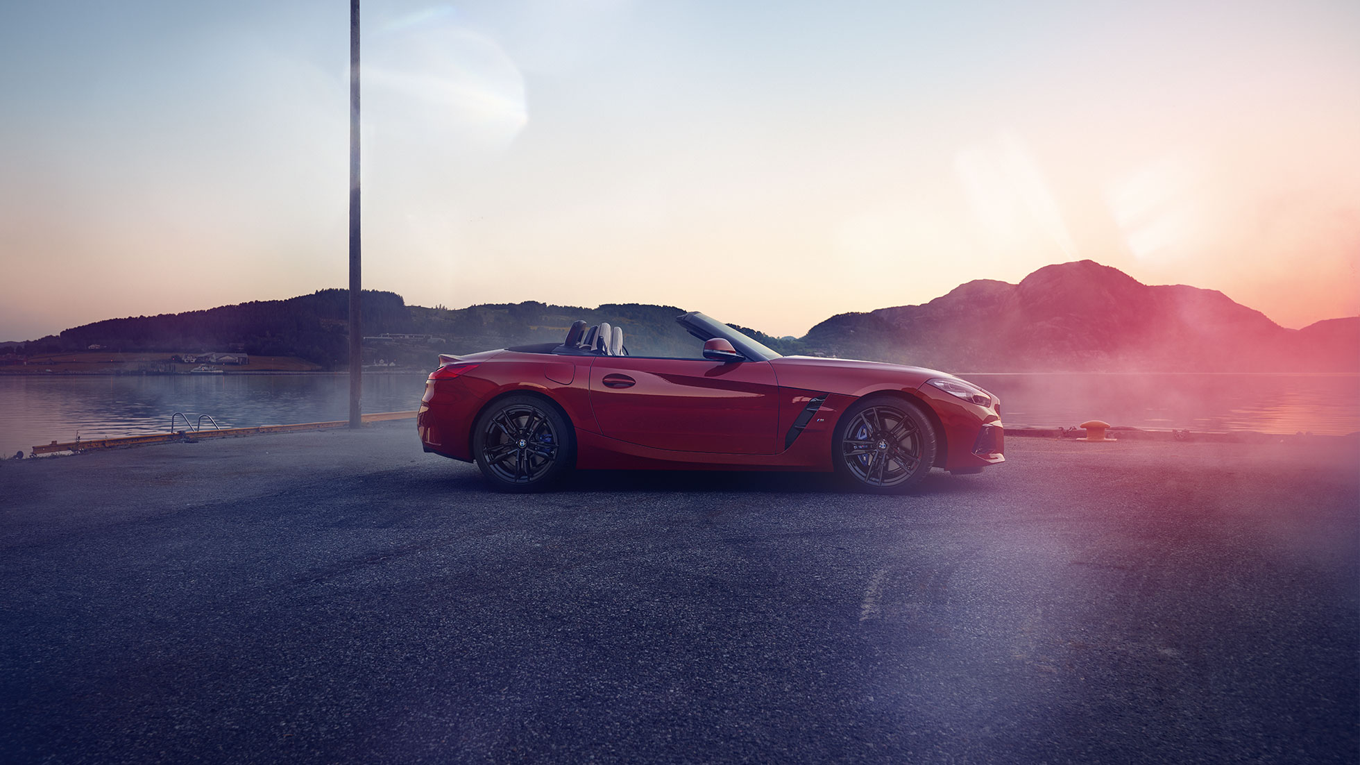 BMW Z4 ロードスターの側面イメージ G29 山を背景にしたBMW Z4 ロードスターの側面イメージ G29