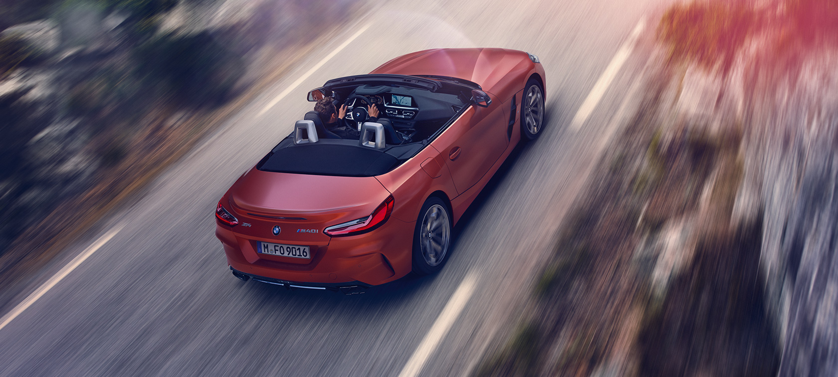 BMW Z4 ロードスター (G29) 上空斜めからのリヤビュー BMW Z4 ロードスター (G29) 上空斜めからのリヤビュー