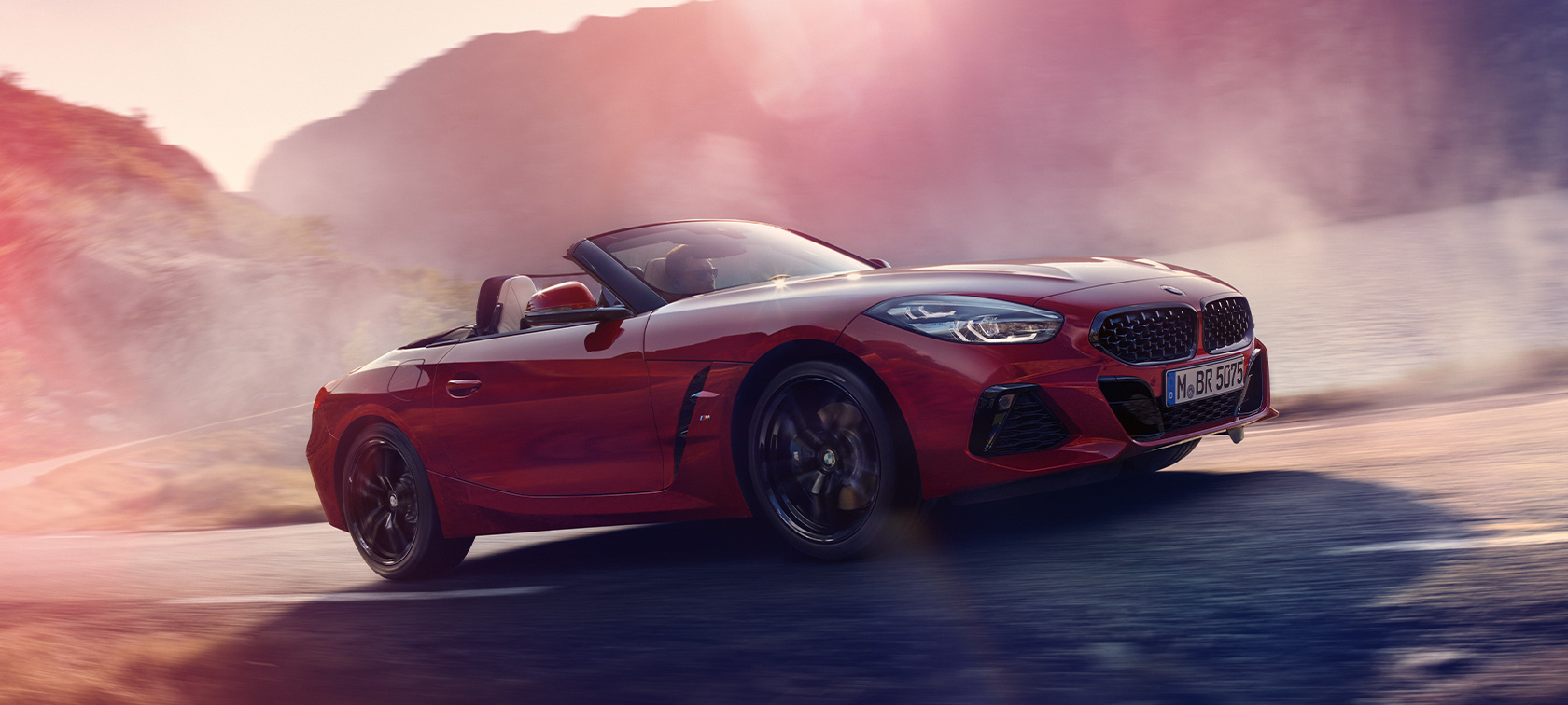 BMW Z4 M40i ロードスター (G29) 斜めからのサイドビュー BMW Z4 M40i ロードスター (G29) 斜めからのサイドビュー