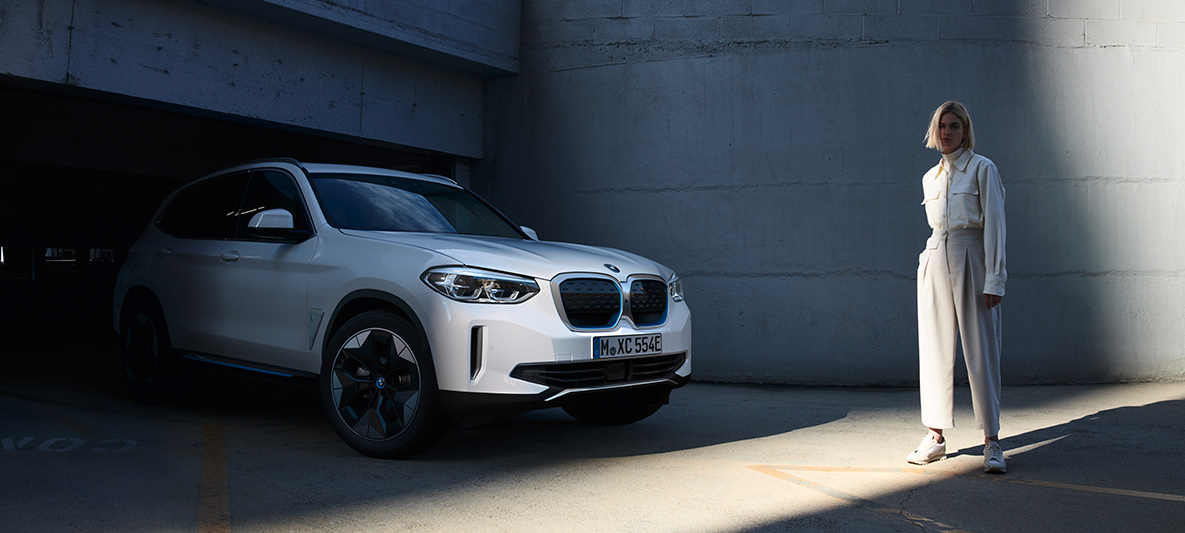 BMW iX3と手前に女性 BMW EfficientDynamics BMW iX3と手前に女性