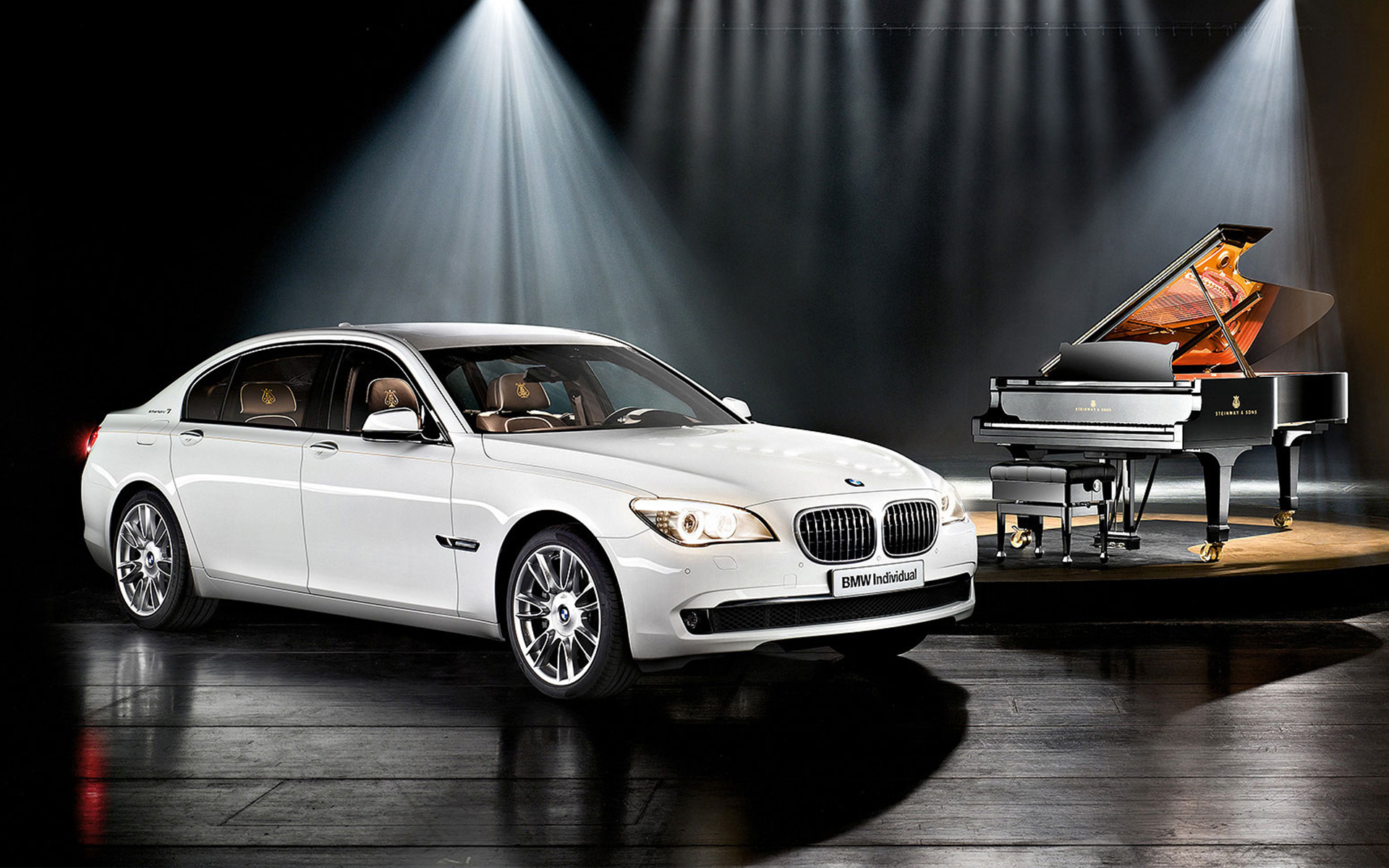 スタインウェイ&サンズとのコラボによるBMW Individual 7シリーズ Composition F01 2010 BMW ピアノを背景に スタインウェイ&サンズとのコラボによるBMW Individual 7シリーズ Composition F01 2010 BMW 斜めからのサイド・ビュー ピアノを背景に
