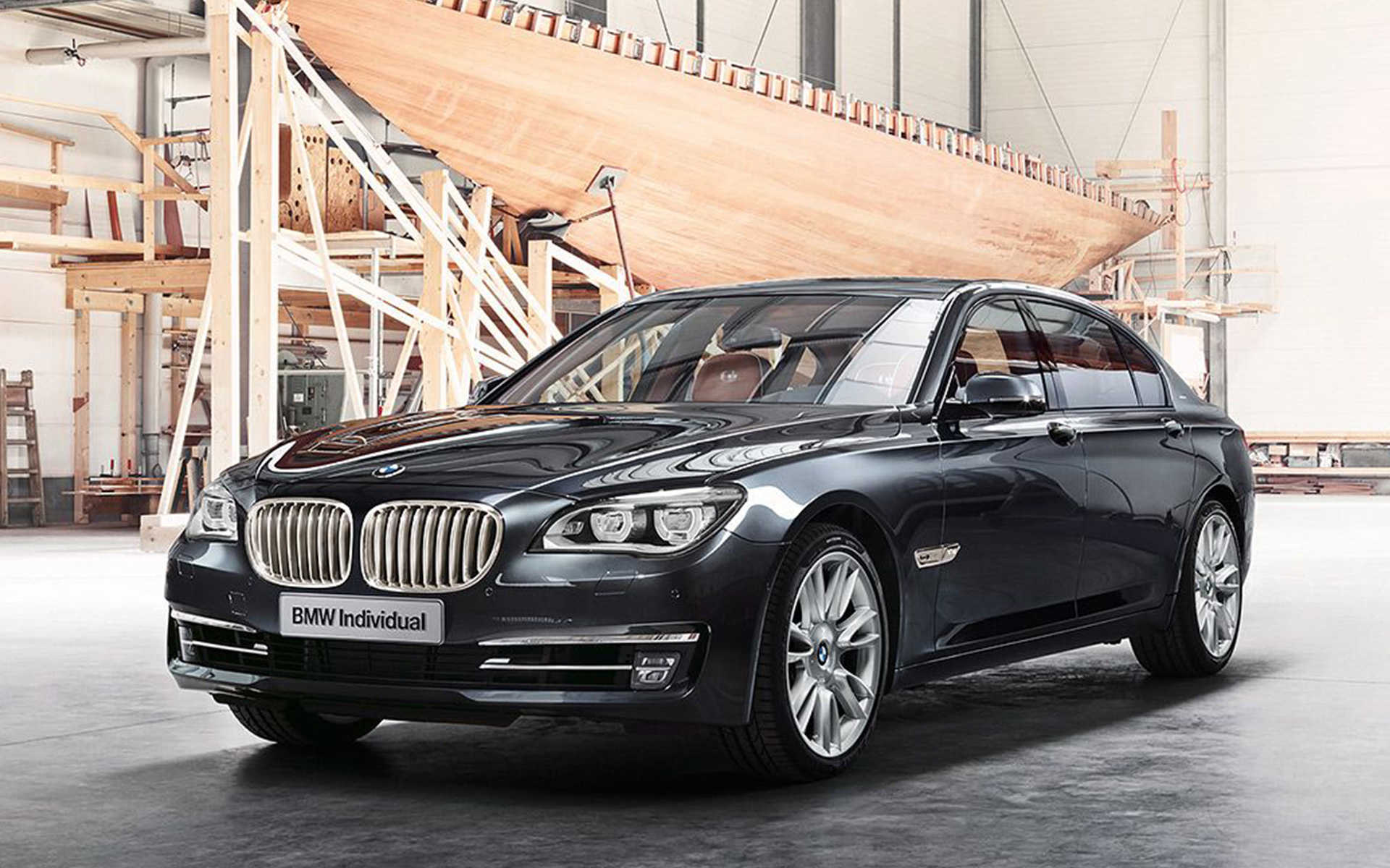 ロベ&バーキングとのコラボによるBMW Individual 760Li Sterling F01 2013 造船所で帆走ヨットを背景に ロベ&バーキングとのコラボによるBMW Individual 760Li Sterling F01 2013 斜めからのフロント・ビュー 造船所で帆走ヨットを背景に