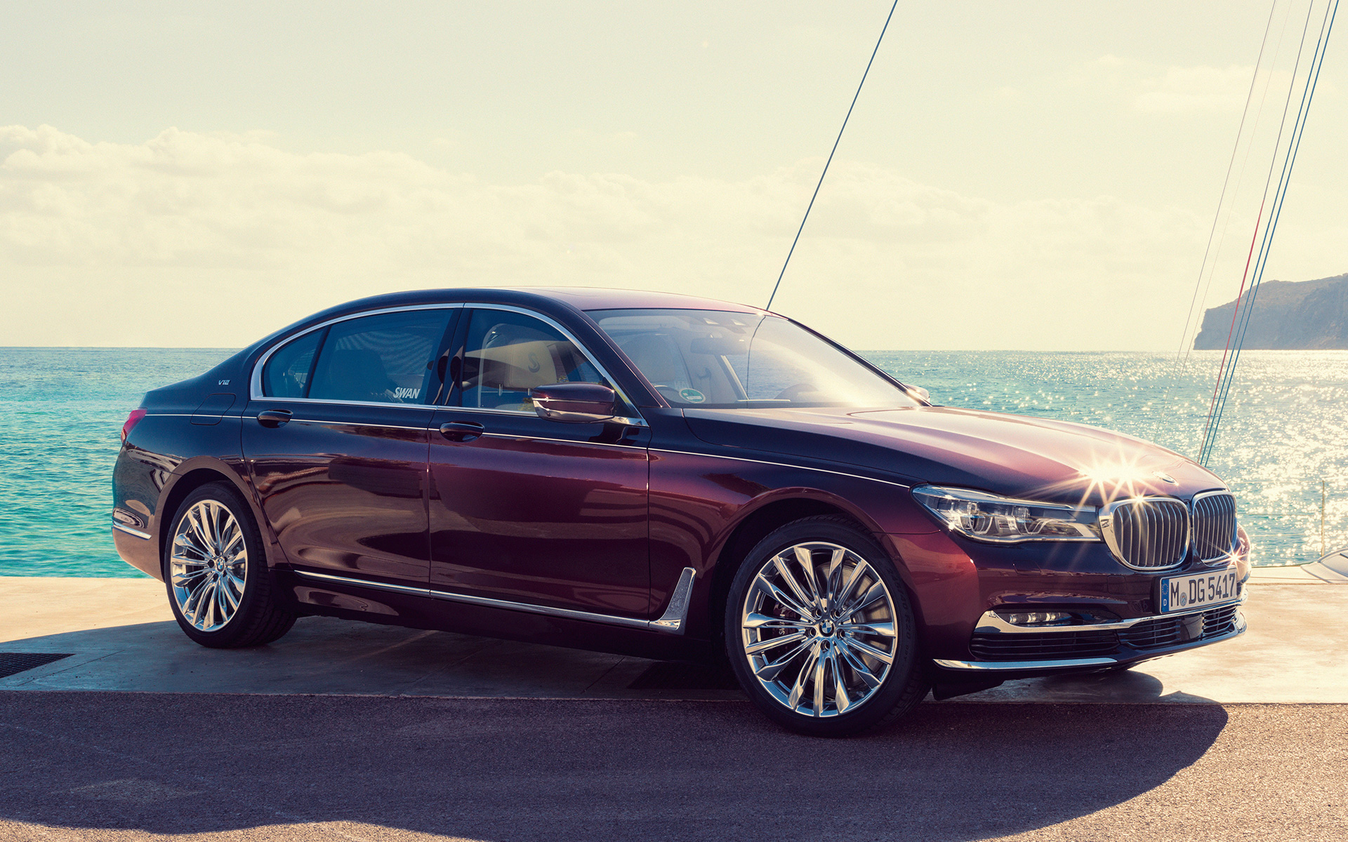 ナウターズ・スワンとのコラボによるBMW Individual M760Li G12 2017 帆走ヨットを背景に ナウターズ・スワンとのコラボによるBMW Individual M760Li G12 2017 斜めからのサイド・ビュー 入り江の帆走ヨットを背景に埠頭で停車中