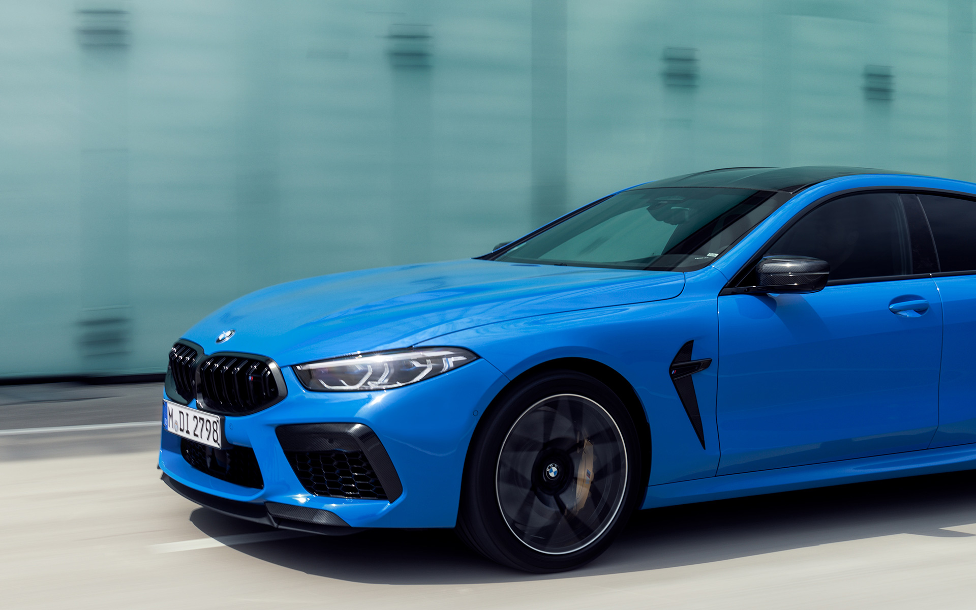 BMW M8 Competition クーペ F92 2019 BMW Individual ブードゥーブルー 斜めからのサイドビュー BMW M8 Competition クーペ F92 2019 BMW Individual ブードゥーブルー 斜めからのサイドビュー
