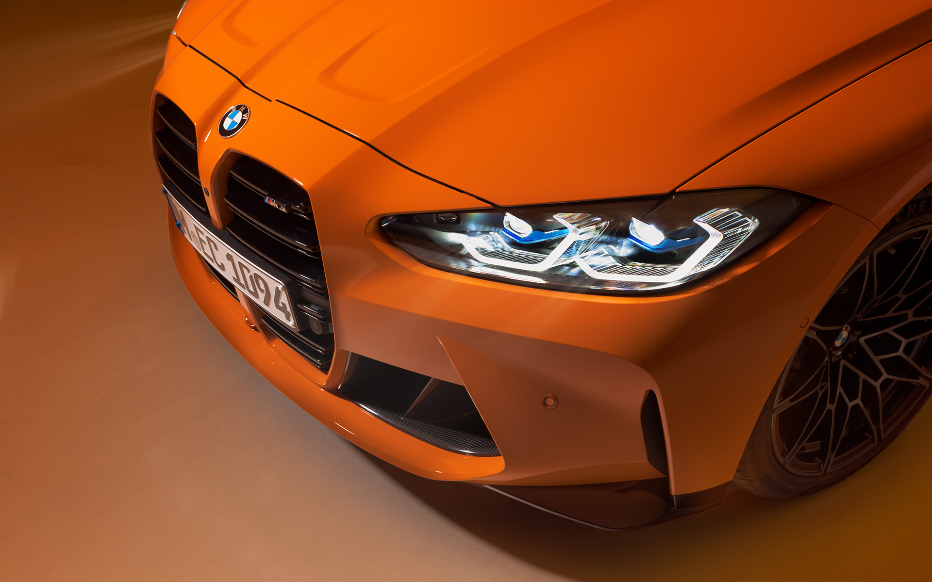 BMW M4 Competition クーペ G82 2021 BMW Individual ファイヤー・オレンジ 斜めからのフロント・ビュー BMW M4 Competition クーペ G82 2021 BMW Individual ファイヤー・オレンジ 停車中 斜めからのフロント・ビュー クローズアップ トップ・ビューとともに