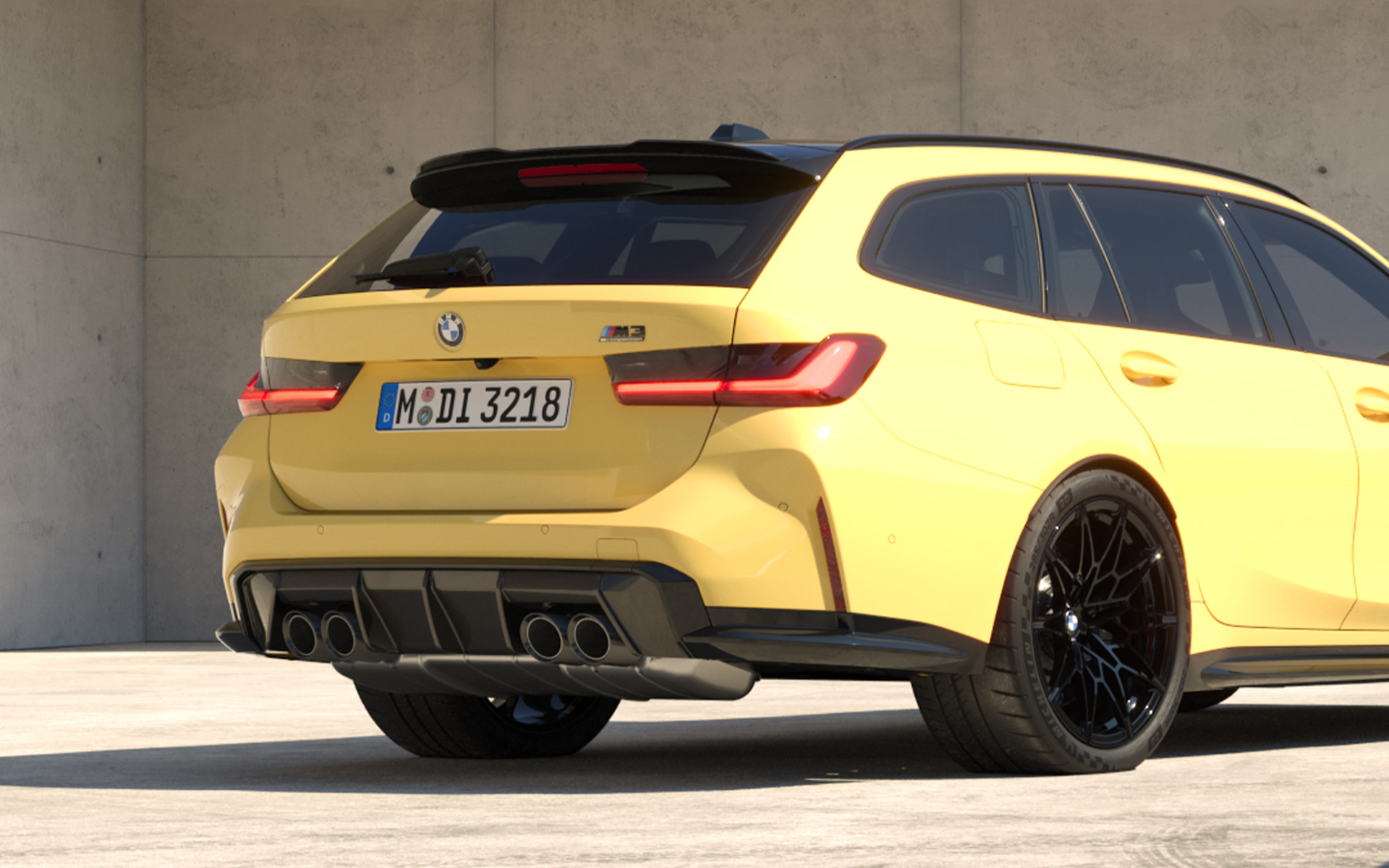 BMW M3 Competition M xDrive ツーリング G81 2022 BMW Individual ダカール・イエロー 斜めからのリヤ・ビュー BMW M3 Competition M xDrive ツーリング G81 2022 BMW Individual ダカール・イエロー 斜めからのリヤ・ビュー