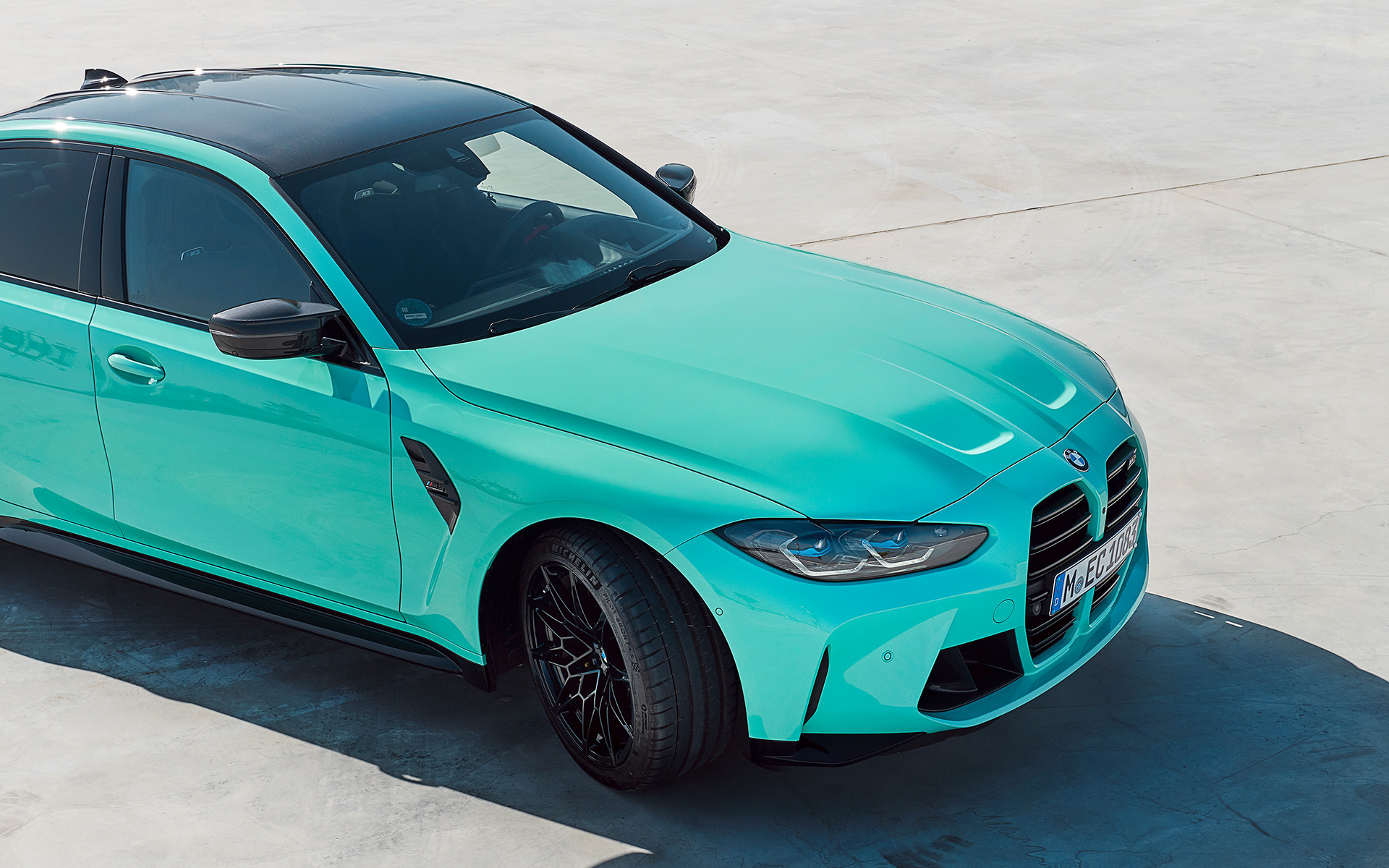 BMW M3 セダン G80 2021 BMW Individual ミント・グリーン斜めからのサイド・ビュー BMW M3 セダン G80 2021 BMW Individual ミント・グリーン斜めからのサイド・ビュー