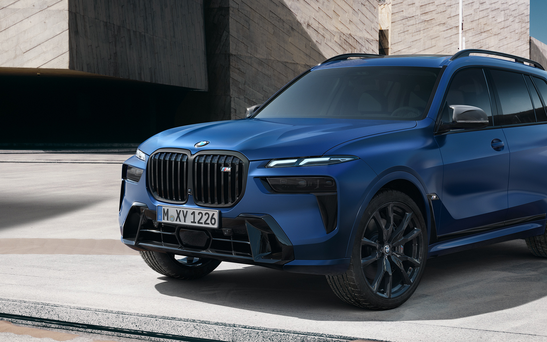 BMW X7 M60i xDrive G07 LCI BMW Individual フローズン・マリナ・ベイ・ブルー(メタリック) 斜めからのサイド・ビュー BMW X7 M60i xDrive G07 LCI BMW Individual フローズン・マリナ・ベイ・ブルー(メタリック) 斜めからのサイド・ビュー
