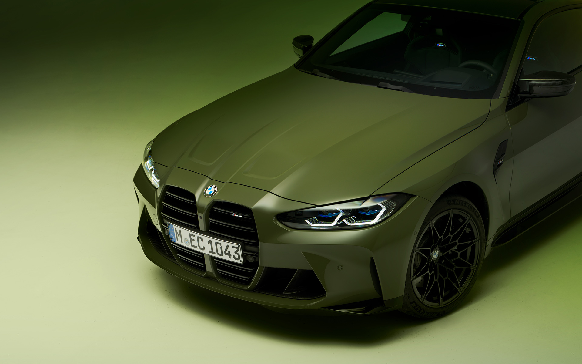 BMW M4 Competition クーペ G82 2021 BMW Individual アーバン・グリーン 斜めからのフロント・ビュー BMW M4 Competition クーペ G82 2021 BMW Individual アーバン・グリーン 斜めからのフロント・ビュー 断面トップ・ビューとともに