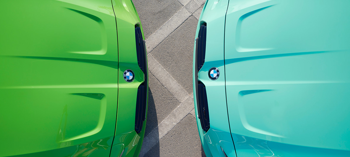 斜めからのBMW M3 セダン G80 2021 BMW Individual ヴェルデ・マンティスとBMW M3 セダン G80 2021 BMW Individualミント・グリーンが斜めに向かい合った図、俯瞰図 斜めからのBMW M3 セダン G80 2021 BMW Individual ヴェルデ・マンティスとBMW M3 セダン G80 2021 BMW Individualミント・グリーンが斜めに向かい合った図、クローズアップ、俯瞰図