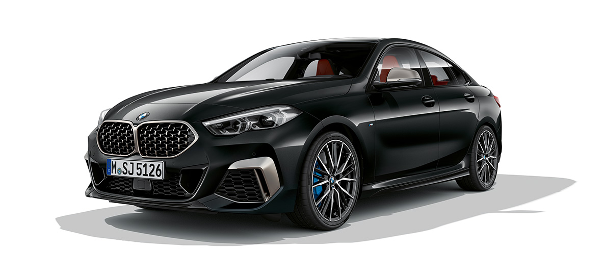 M235i xDriveグラン クーペ斜めからのフロント・ビュー BMW M235i xDriveグラン クーペ2021 ブラック・サファイア・メタリック F44 斜めからのフロント・ビュー