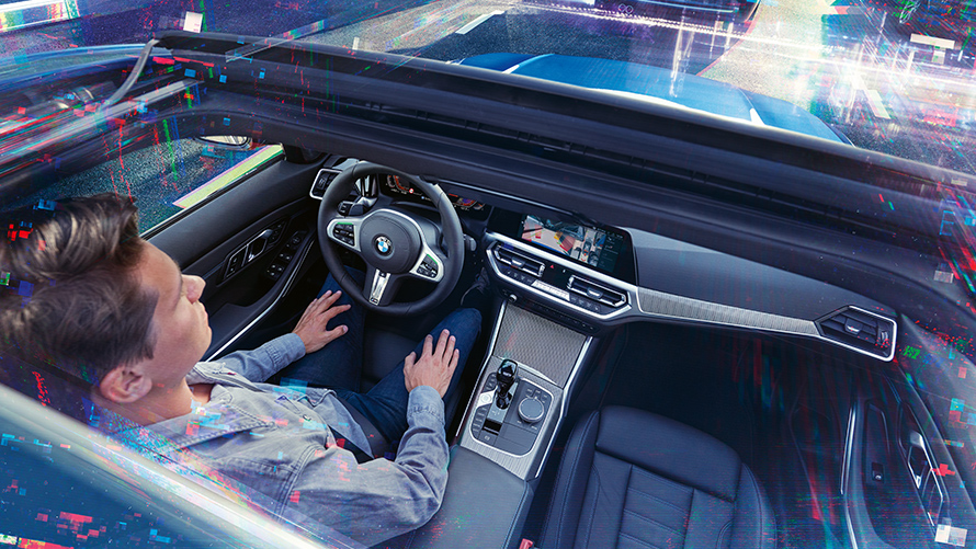 BMWコックピット内の様子 ステアリングホイールを握る男性が見えるBMWコックピット内の様子
