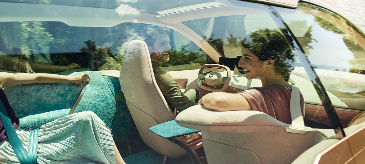 BMW Vision iNEXTのインテリア BMW Vision iNEXTのインテリアと、後部座席を向いている女性