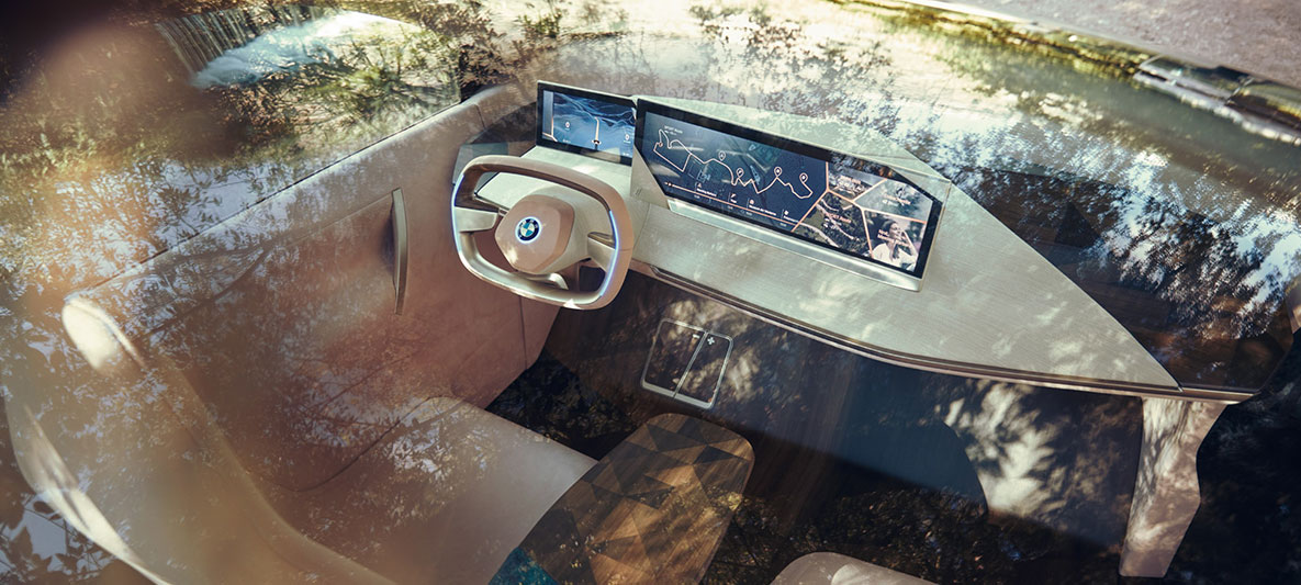 BMW Vision iNEXTのコックピット BMW Vision iNEXTのコックピットと、パノラマルーフ越しの景色