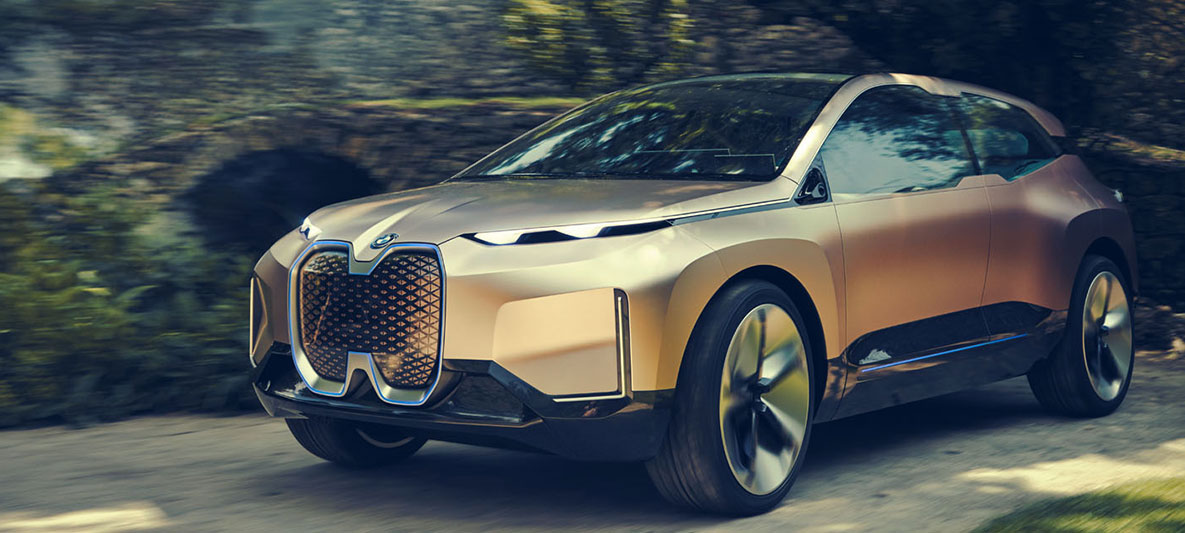 BMW Vision iNEXT斜め向き画像 壁の前にあるBMW Vision iNEXT斜め向き画像
