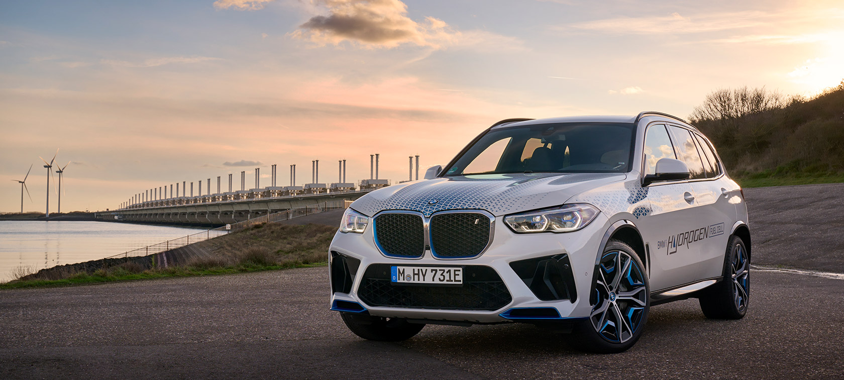 BMW iX5 Hydrogen G05 FCEV 斜めからのフロントビュー