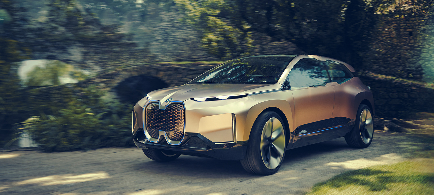 BMW Vision iNEXTを斜め前から撮影した画像 石垣の前のBMW Vision iNEXTを斜め前から撮影した画像