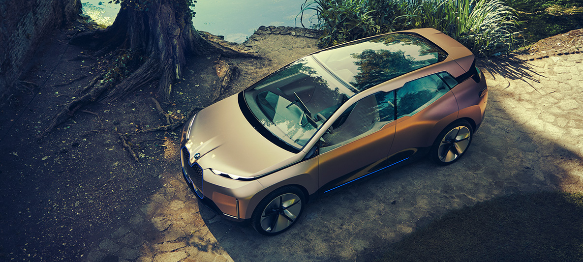 BMW Vision iNEXTを上方から撮影した画像 湖畔の木立の中に停車しているBMW Vision iNEXTを上方から撮影した画像