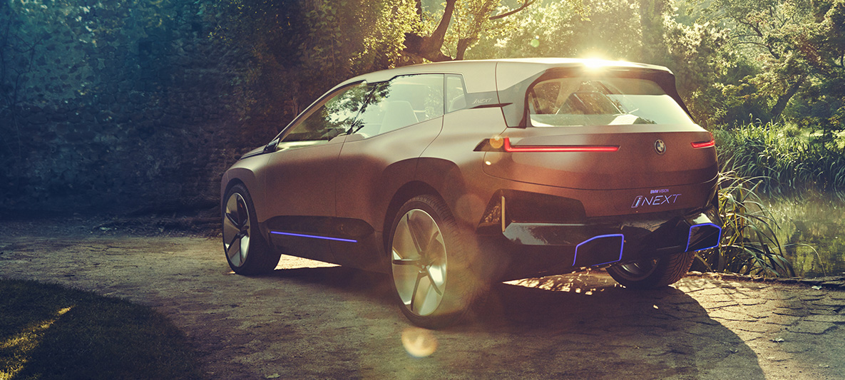 BMW Vision iNEXTの後方画像 空き地に停車し日差しを浴びるBMW Vision iNEXTの後方画像