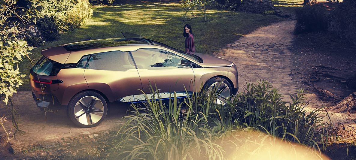 BMW Vision iNEXTを側方から撮影した画像 公園の道が2つに分かれている場所の手前に停車しているBMW Vision iNEXTを側方から撮影した画像