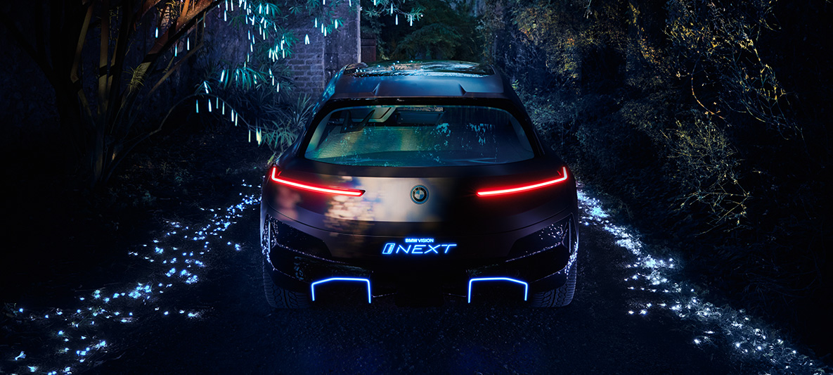 BMW Vision iNEXTの後方画像 夜間、後部ライトを赤く点灯させるBMW Vision iNEXTの後方画像