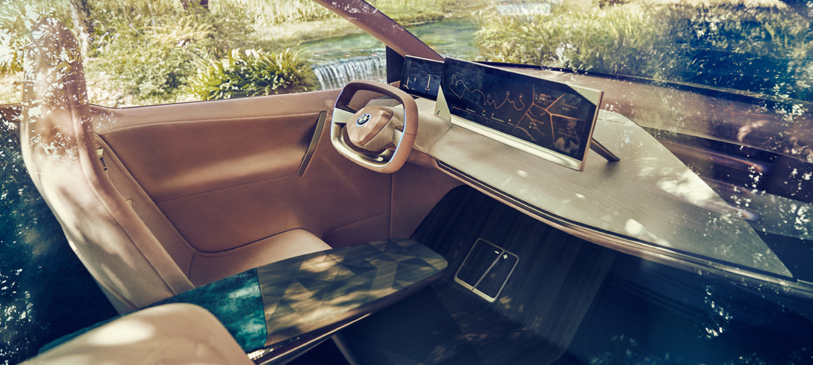 BMW Vision iNEXTのインテリアの画像 運転席とコーヒーテーブルが写っているBMW Vision iNEXTのインテリアの画像