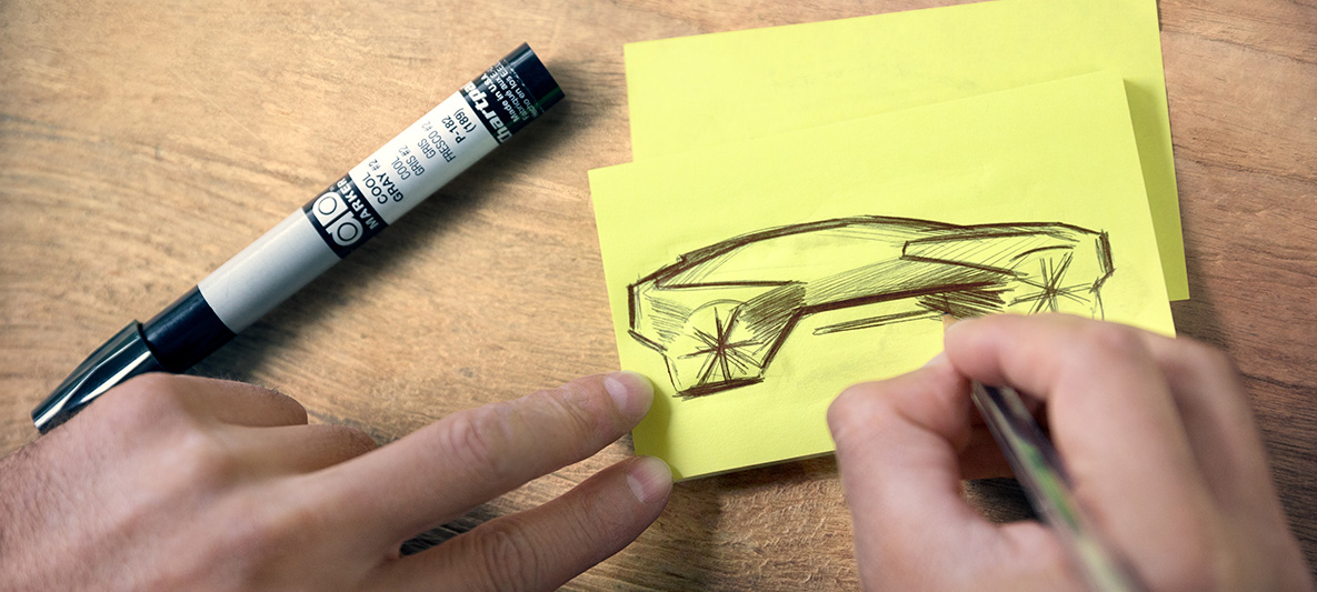 BMW Vision iNEXTのスケッチ ポストイットの上にBMW Vision iNEXTのスケッチを描く手