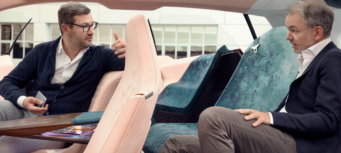 BMW Vision iNEXTの車内に座るアドリアン・ファン・ホーイドンク BMW Vision iNEXTの車内に座るBMWデザイナーとアドリアン・ファン・ホーイドンク